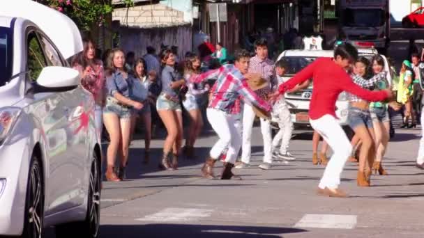 Tanzgruppe auf den Straßen der Banos anlässlich des 100-jährigen Bestehens der Sagrado Corazon Schule — Stockvideo