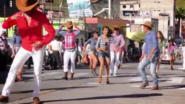 Grupo de baile en las calles de Banos durante 100Th Aniversario de Sagrado Escuela de Corazon — Vídeo de stock