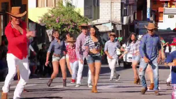Grupo de baile en las calles de Banos durante 100Th Aniversario de Sagrado Escuela de Corazon — Vídeo de stock