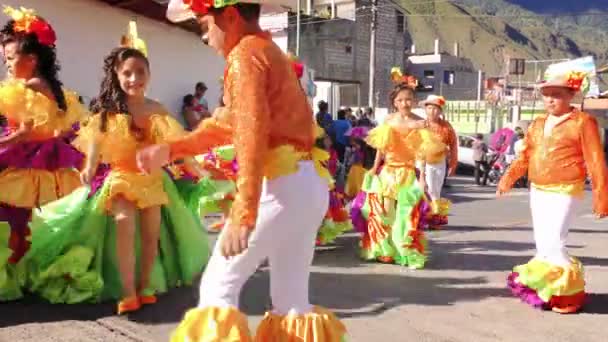 Cildrens in Spaanse traditionele kostuums dansen voor een openbaar evenement 4k — Stockvideo