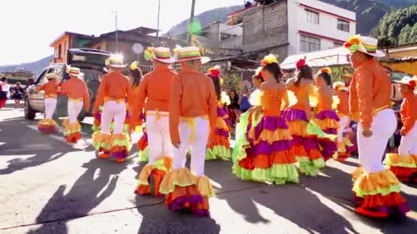 Cildrens στα Ισπανικά παραδοσιακά κοστούμια χορεύοντας για μια δημόσια εκδήλωση 4K — Αρχείο Βίντεο