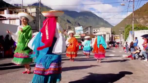 Dansers in kleurrijke traditionele kostuums dansen op de straten van Banos voor het openbare evenement — Stockvideo