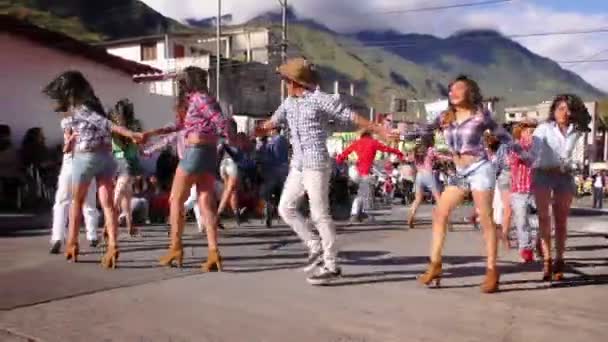 Grupo de baile en las calles de Banos durante 100Th Aniversario de Sagrado Escuela de Corazon — Vídeos de Stock