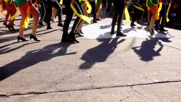 Grupo de baile en las calles de Banos durante 100Th Aniversario de Sagrado Escuela de Corazon — Vídeo de stock