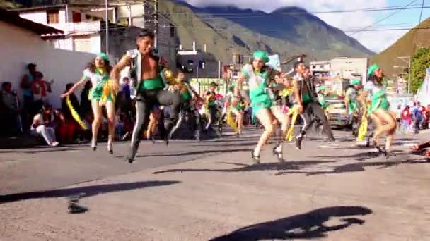 Groupe de danse dans les rues de Banos lors du 100e anniversaire de l'école Sagrado Corazon — Video