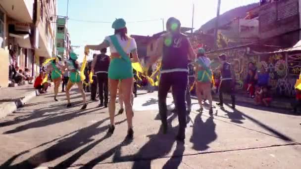 Grupo de baile en las calles de Banos durante 100Th Aniversario de Sagrado Escuela de Corazon — Vídeo de stock