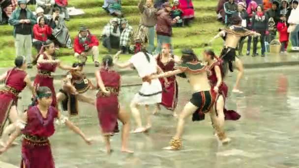 Grupo de artistas bailando para el Festival Inti Raymi en Ingapirca Ecuador — Vídeos de Stock