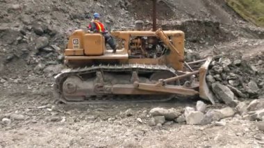 Küçük Buldozer Temizleme Heyelan Etkilenen Yol