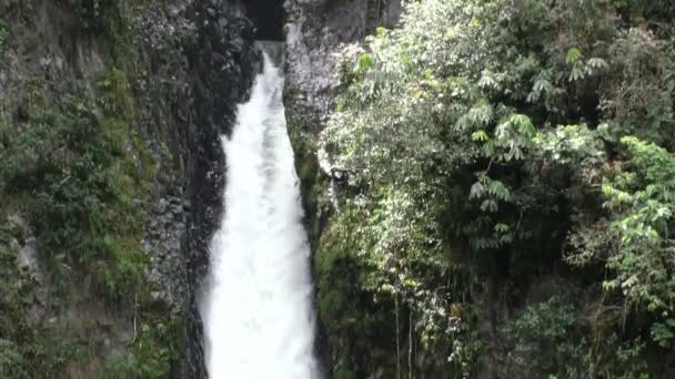 Pailon Del Diablo Cascada inclinada — Vídeos de Stock