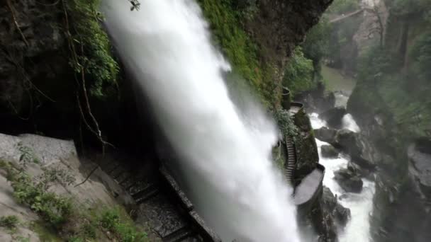 Pailon Del Diablo waterval — Stockvideo