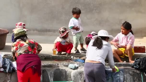 Pauvres gens qui font de la lessive dans la rue — Video