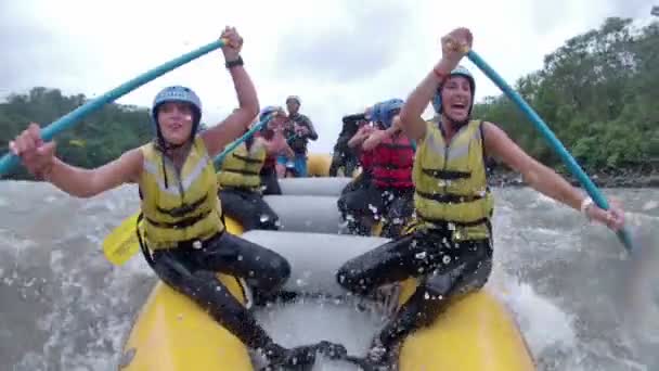 Rafting aventura de aguas bravas — Vídeo de stock
