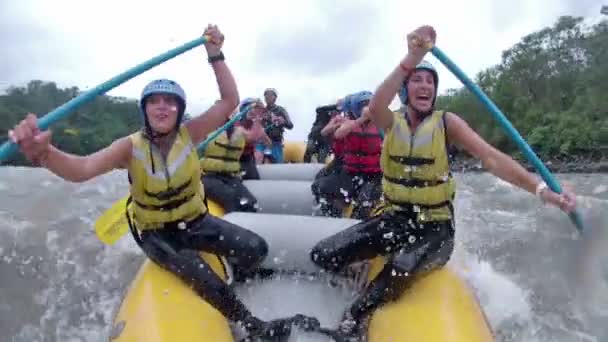 Whitewater Rafting äventyr — Stockvideo