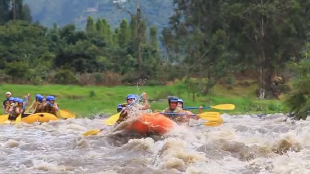 Barco de Rafting Whitewater River com pessoas Modelo de lançamento Esporte extremo — Vídeo de Stock