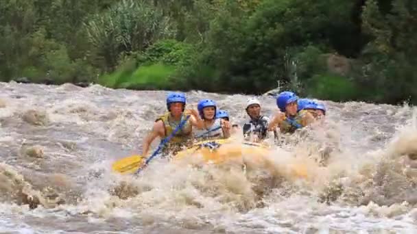 Barco de balsa de río Whitewater con modelo de gente Suelte el deporte extremo — Vídeo de stock