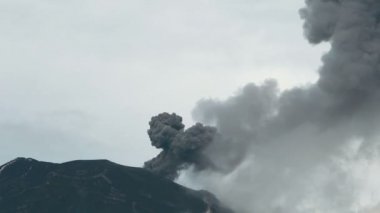 Tungurahua krater uzun telefoto çekim