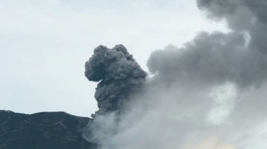 Tungurahua yanardağ patlaması