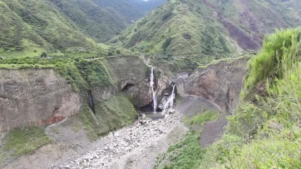 Agoian vattenfall Banos de Agua Santa — Stockvideo