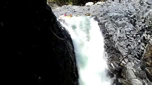 滝カヤック ジャンプ スローモーション — ストック動画