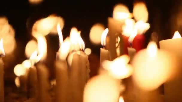 Velas religiosas ardendo no cemitério — Vídeo de Stock