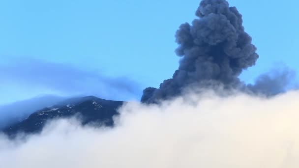 トゥングラワ火山ピーク — ストック動画