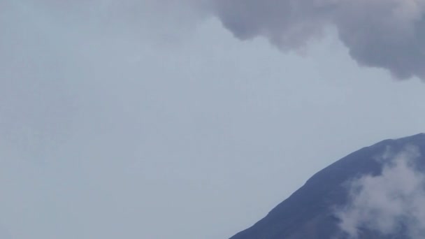 Tungurahua vulkan Pan skott — Stockvideo