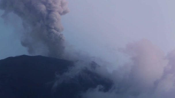 Volcán de voladura Disparo de larga distancia — Vídeo de stock