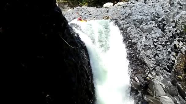 Wasserfall-Kajaksprung — Stockvideo
