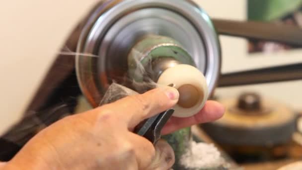 Mãos trabalhando com cinzel na máquina de giro — Vídeo de Stock