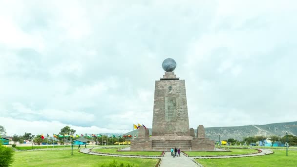 Centro del Mundo Monumento a Quito — Vídeo de stock