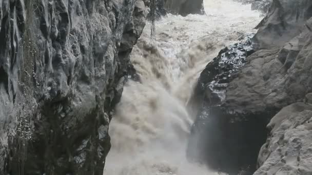 Schlammwasser in ecuadorianischen Anden — Stockvideo