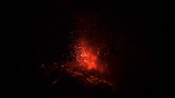 夜したトゥングラワ火山噴火 — ストック動画