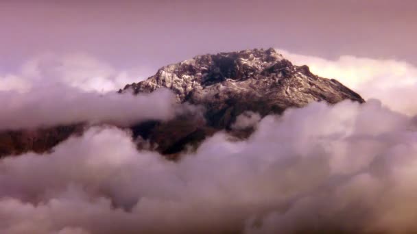Кратер вулкана Руминахуи — стоковое видео