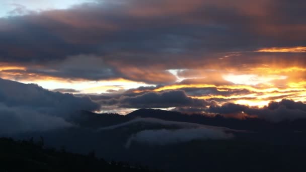 Pan strzał dramatyczny zachód słońca w prowincji Tungurahua, Ekwador — Wideo stockowe