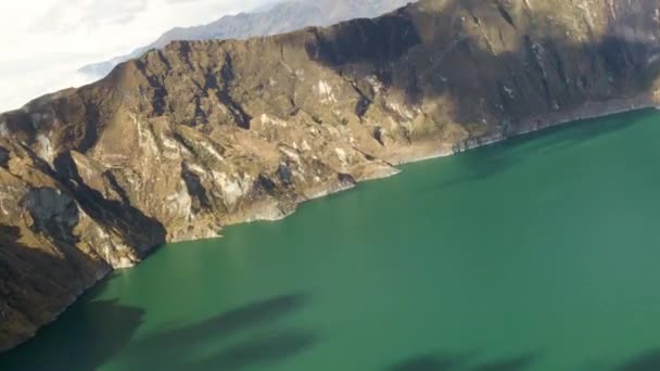 Камера Бумеранг над лагуной Килотоа — стоковое видео