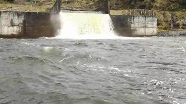 Water Dam lage hoek — Stockvideo