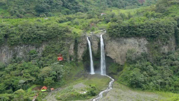 Kabelbaan Over waterval — Stockvideo