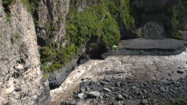 Kolejka linowa z turystów Crossing Over Pastaza rzeki w Ekwadorze — Wideo stockowe