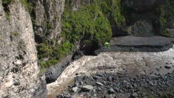 Kabelbaan met toeristen kruising Over Pastaza rivier In Ecuador — Stockvideo