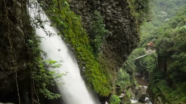 Beeindruckender Wasserfall im Gebirge — Stockvideo