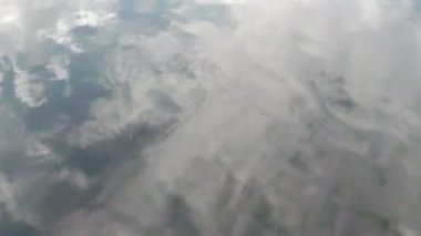 Bulutlar yansıma Clearwater nehire