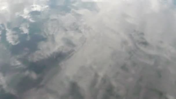 Reflexión de las nubes en el río Clearwater — Vídeo de stock