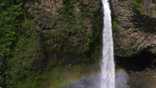 Imágenes de la inclinación aérea de la cascada de Manto De La Novia — Vídeo de stock