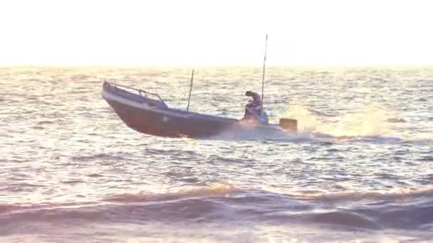 Powerboat em águas azuis — Vídeo de Stock