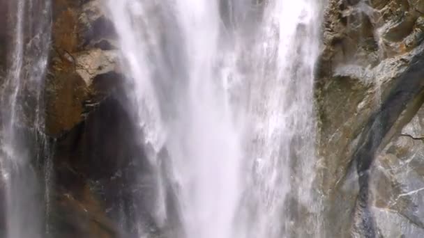 Vízesés a ecuadori Andokban lassú mozgás közelről — Stock videók