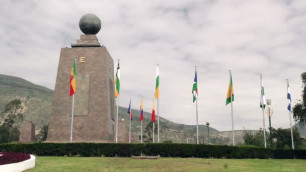 Monumento al Centro del Mundo con Banderas — Vídeo de stock