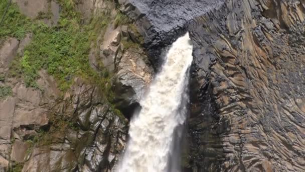 Slowmotion Camera Tilt Over Agoyan waterval In de Ecuadoraanse Andes — Stockvideo