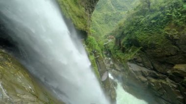 Pailon Del Diablo şelale geniş açı