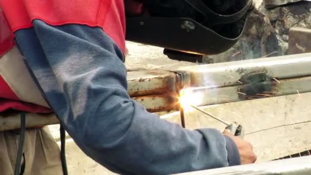 焊接安全规则被打破的家庭用户 — 图库视频影像