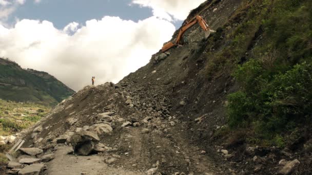 Stora bandgående grävlastare rengöring jordskred drabbade Road — Stockvideo